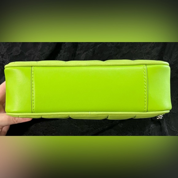 ✨Michael Kors✨ NWT MK Jet Set Medium Quilted Leather Camera Crossbody Bag Pear - Picture 8 of 17